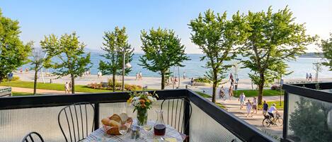 تناول الطعام بالخارج