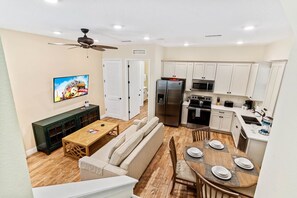 Elegant living area of the cottage in Kissimmee Florida - The open layout of the kitchen, dining and living area  - It makes the room brighter and well-ventilated - Smart TV and Netflix - Disney near: 2BR Cottage w/ Balcony & Jacuzzi Joy (Kissimmee)