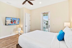 Cozy bedroom of the cottage in Kissimmee Florida - Feeling peaceful and relaxed in your own space - Smart TV and Netflix - Comfy double bed - Disney near: 2BR Cottage w/ Balcony & Jacuzzi Joy (Kissimmee)