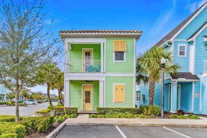 Beautiful cottage in Kissimmee Florida - This cute and charming cottage is waiting for you to make unforgettable memories - The outside view-with  lush greenery, serene area - Disney near: 2BR Cottage w/ Balcony & Jacuzzi Joy (Kissimmee)