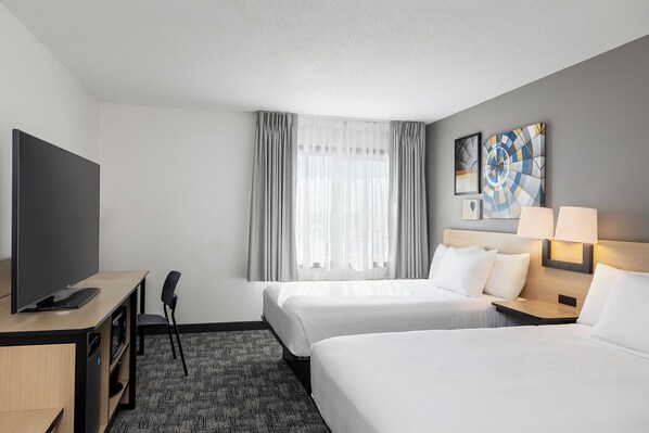 Desk, laptop workspace, blackout curtains, iron/ironing board - City Express by Marriott Bemidji (Bemidji)