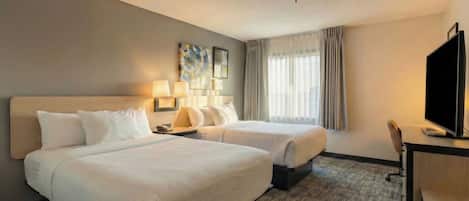 Habitación doble Deluxe, 2 camas Queen size, para no fumadores | Escritorio, espacio para trabajar con laptop y cortinas blackout