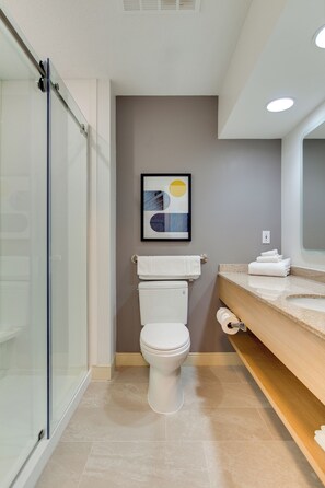 Room, 1 King Bed | Bathroom