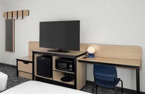 Desk, laptop workspace, blackout curtains, iron/ironing board - City Express by Marriott Bemidji (Bemidji)