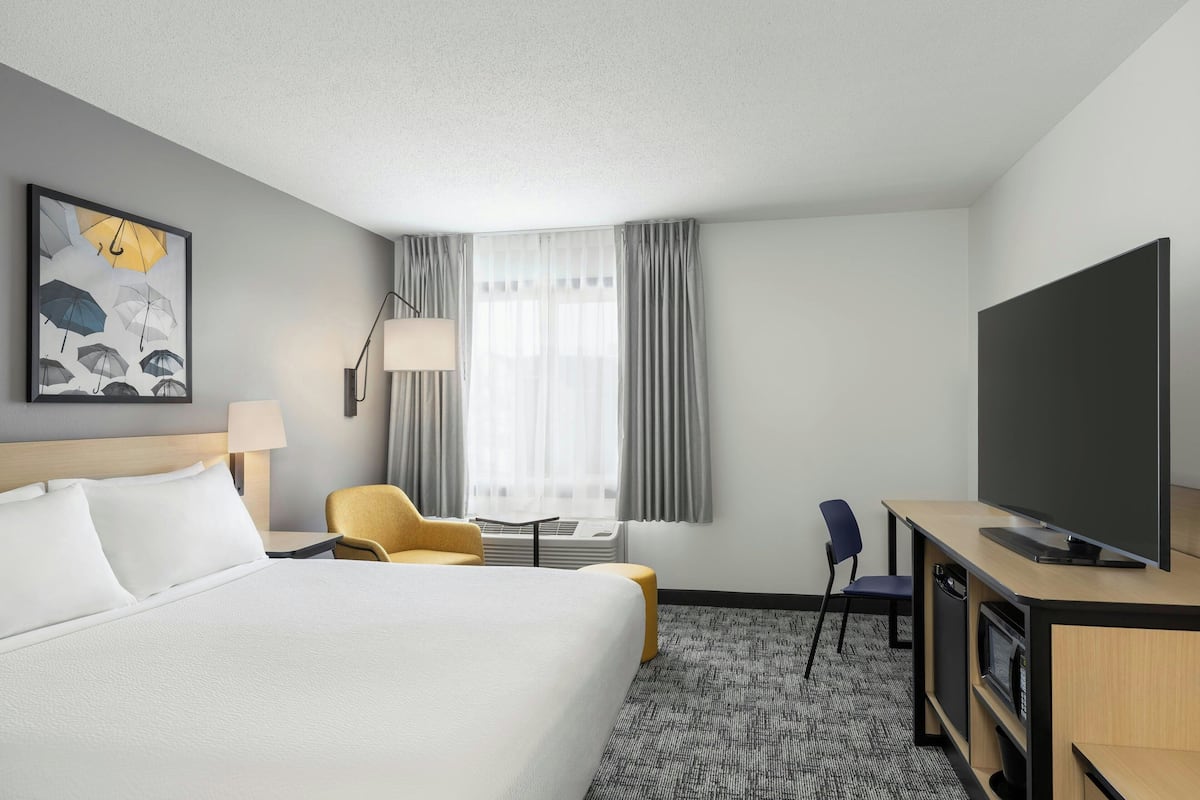 Rom, 1 kingsize-seng | Skrivebord, skrivebord for bærbar PC og blendingsgardiner