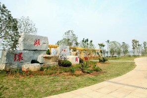 Property grounds - Sanhu Holiday Hotel (Jiayu)