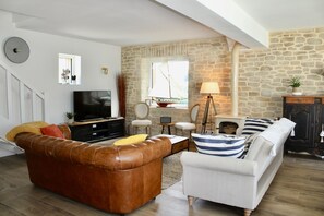 Télévision, table de tennis de table, chaîne hi-fi