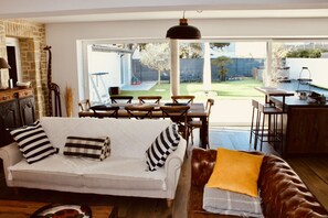 Télévision, table de tennis de table, chaîne hi-fi