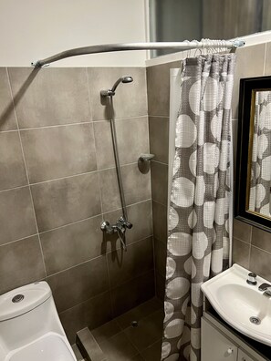 Shower, hair dryer, towels, soap - Fader Art Apartments (Godoy Cruz)