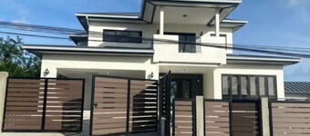 Mercedes Place Family Style Modern Suite