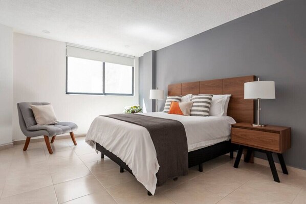 3 habitaciones, escritorio y tabla de planchar con plancha 