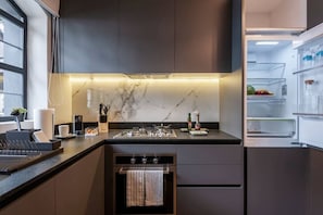 Refrigerador, microondas, horno y parrilla de estufa