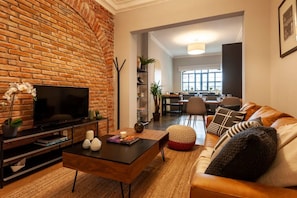 Smart TV, libros y estéreo