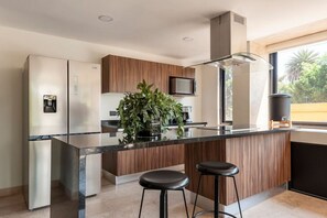 Réfrigérateur, micro-ondes, plaque de cuisson, cafetière/bouilloire