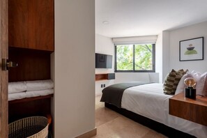 2 habitaciones, escritorio, tabla de planchar con plancha y wifi gratis 