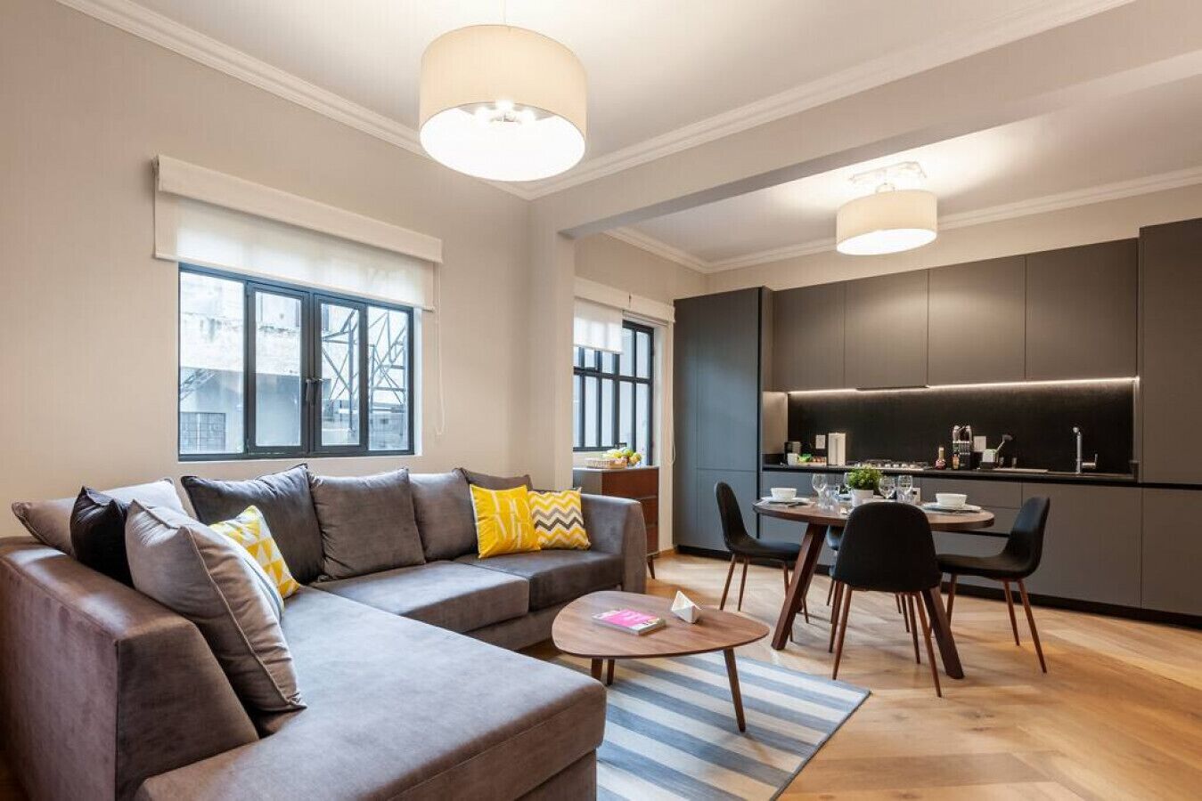 Una televisión, un reproductor estéreo