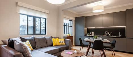 Una televisión, un reproductor estéreo