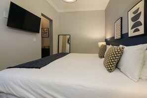 2 Schlafzimmer, Schreibtisch, Bügeleisen/Bügelbrett, Reisekinderbett