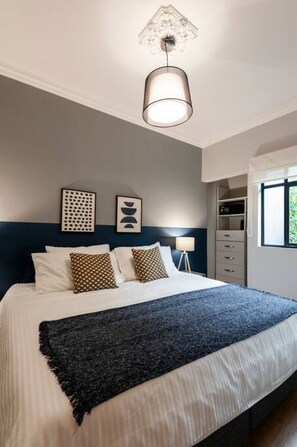 2 Schlafzimmer, Schreibtisch, Bügeleisen/Bügelbrett, Reisekinderbett