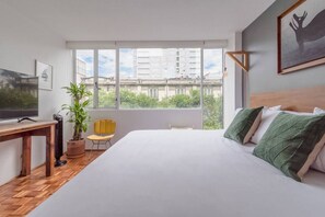 1 chambre, bureau, fer et planche à repasser, lit de bébé portatif