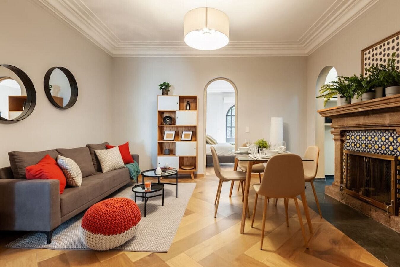 Smart TV, books, stereo