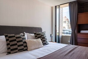 Escritorio, tabla de planchar con plancha, cuna de viaje y wifi gratis 