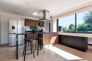 Refrigerador, microondas, parrilla de estufa y cafetera y tetera