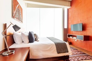2 bedrooms, desk, iron/ironing board, travel crib
