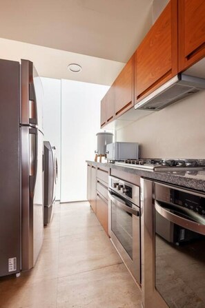 Refrigerador, microondas, horno y parrilla de estufa