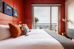 2 habitaciones, escritorio y tabla de planchar con plancha