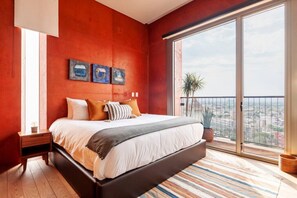 2 habitaciones, escritorio y tabla de planchar con plancha