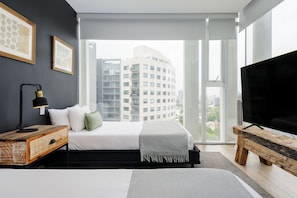 2 habitaciones, escritorio y tabla de planchar con plancha