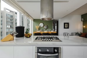 Refrigerador, microondas, horno y parrilla de estufa