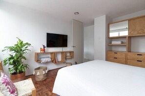 1 slaapkamer, een bureau, een strijkplank/strijkijzer, reisbedje