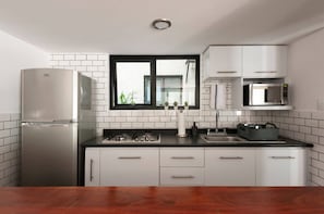 Refrigerador, microondas, parrilla de estufa y cafetera y tetera