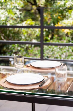 Outdoor dining - Modern, Industrial Apartment with Bamboo Garden and Rooftop Terrace (Ciudad de México)