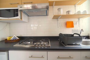 Refrigerador, microondas, parrilla de estufa y cafetera y tetera