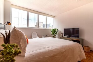 1 habitación, escritorio, tabla de planchar con plancha y cuna de viaje 