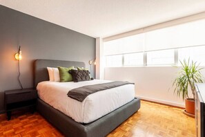 1 habitación, escritorio, tabla de planchar con plancha y cuna de viaje 