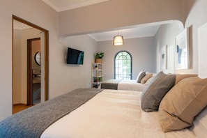 3 habitaciones, escritorio, tabla de planchar con plancha y wifi gratis