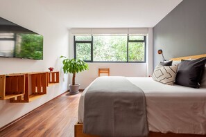 2 Schlafzimmer, Schreibtisch, Bügeleisen/Bügelbrett, Reisekinderbett