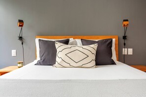 2 Schlafzimmer, Schreibtisch, Bügeleisen/Bügelbrett, Reisekinderbett
