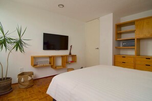 1 dormitorio, escritorio, tabla de planchar con plancha y cuna de viaje