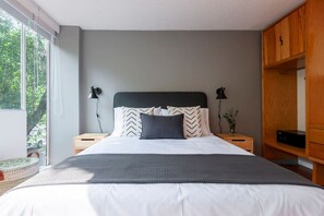 1 bedroom, desk, iron/ironing board, travel cot - The Glamorous Peacock, Cozy flat @Casa Quetzal (Ciudad de México)