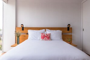 1 slaapkamer, een bureau, een strijkplank/strijkijzer, reisbedje