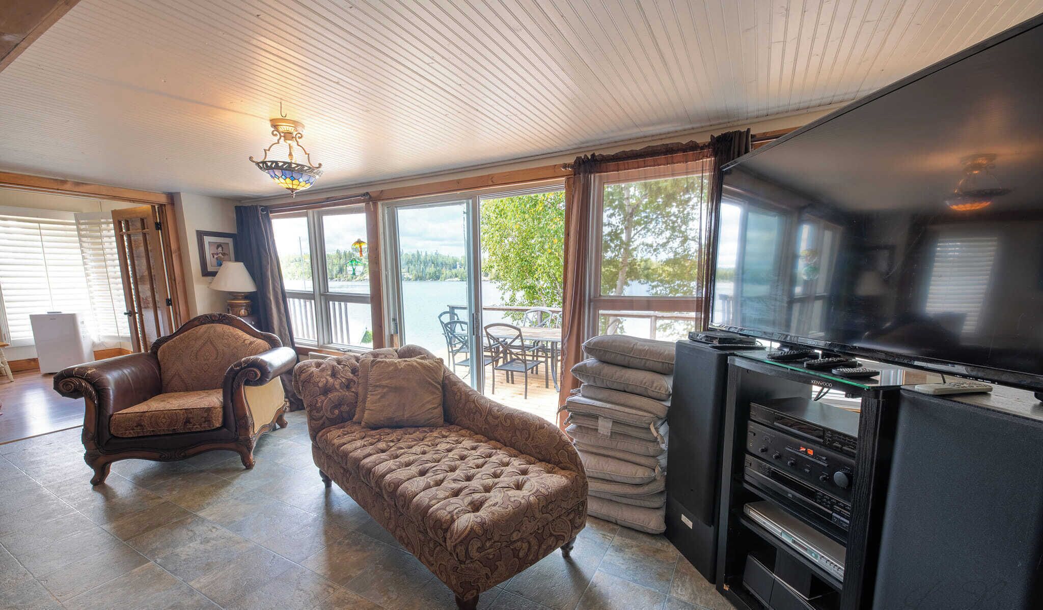 Smart-tv, pejs, dvd-afspiller, bøger