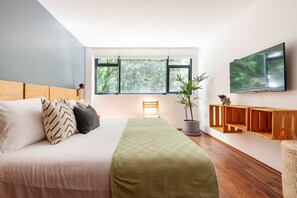 2 bedrooms, desk, iron/ironing board, travel crib - Condesa Comfort w/Shared Terrace & Close to Parks (Ciudad de México)