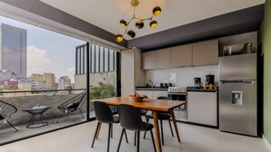 Une cuisine moderne avec un coin repas, de grandes fenêtres et une vue sur la ville.