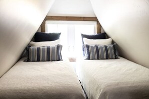 3 bedrooms, travel cot, free WiFi, bed sheets