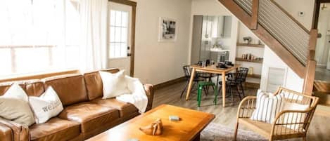 Smart TV, chimenea, libros, estéreo